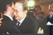 广安李明博、朴槿惠给金文洙打气 鼓励其争取赢得韩国大选