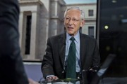 广安宏观经济学教授兼实践者Stanley Fisher逝世 曾培养全球多位经济决策者