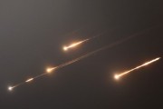 广安伊朗以导弹齐射回应以色列的大规模袭击