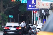 广安台当局这个单位的公车，给了狗了